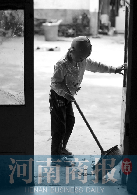 她很懂事，經(jīng)常幫助爸爸媽媽打掃衛(wèi)生