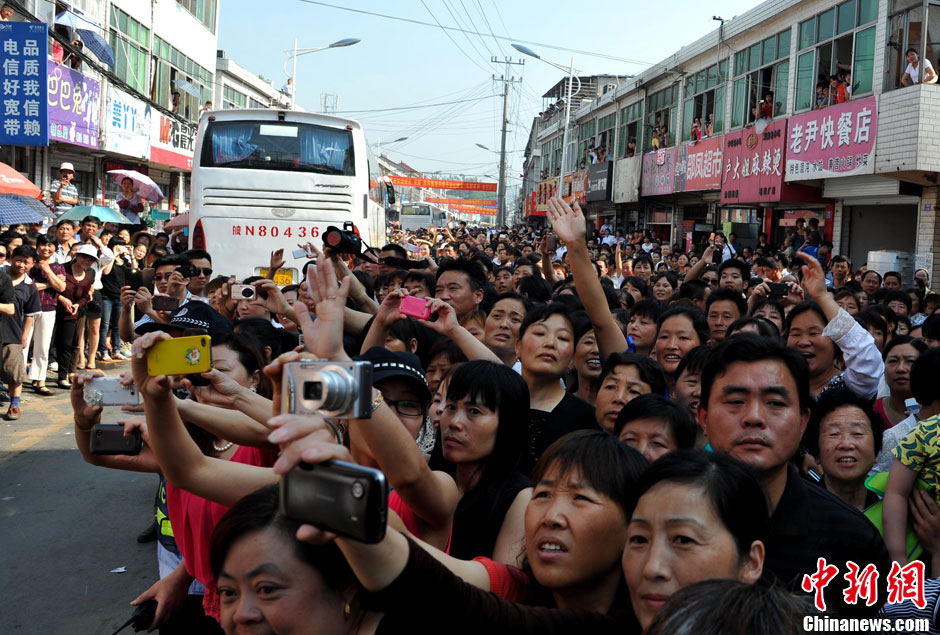 6月5日，一年一度的毛坦廠鎮(zhèn)“送考節(jié)”到來，70輛大巴車護送毛坦廠中學萬名考生安全赴考。