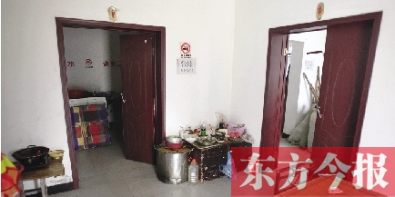 男廁洗漱池前，堆放著大量家電、家具等生活用品