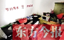 廁所進門中廳，擺放著灶臺、餐桌、床鋪等，乍一看像個客廳