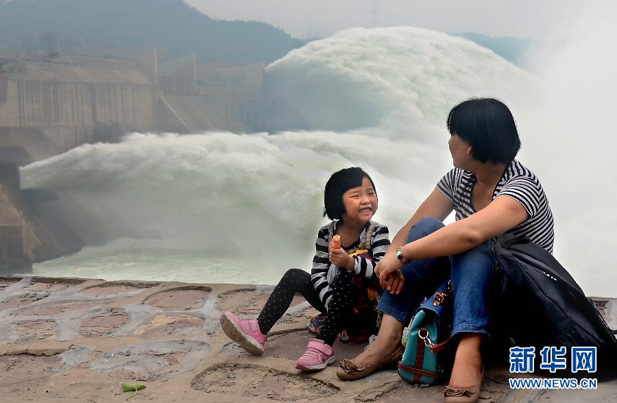 　6月22日，兩位游客在黃河小浪底景區(qū)內(nèi)歇息。