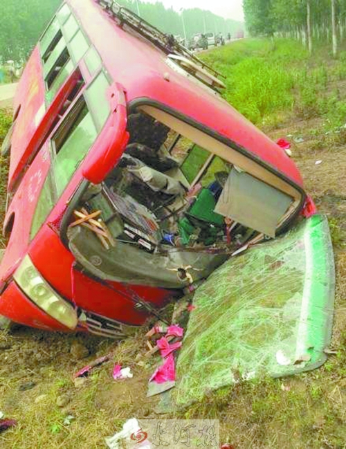 　扎進(jìn)溝里的中巴車，擋風(fēng)玻璃碎了一地。