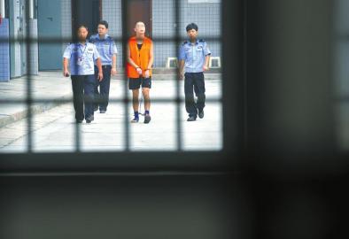 劉明前往家屬會見室和父母見最后一面。 吳小川 攝