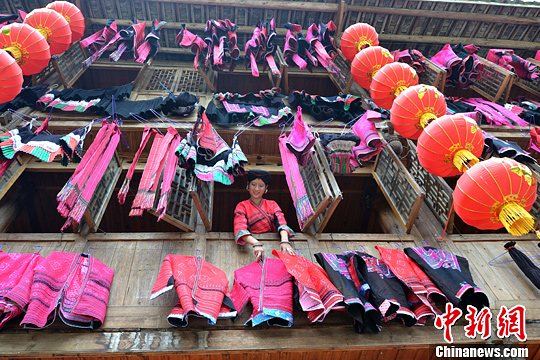 圖為紅瑤姑娘把紅衣晾曬出來。中新社發(fā) 韋吉陽 攝