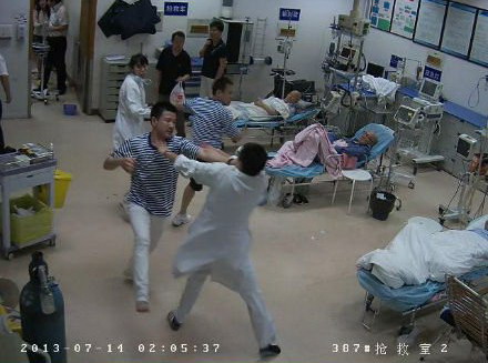 凌晨二點(diǎn):醉酒患者及同伴大鬧急診科 護(hù)士舍身遭重傷 其他危重病患無(wú)恙 凌晨二點(diǎn):醉酒患者及同伴大鬧急診科 護(hù)士舍身遭重傷 其他危重病患無(wú)恙