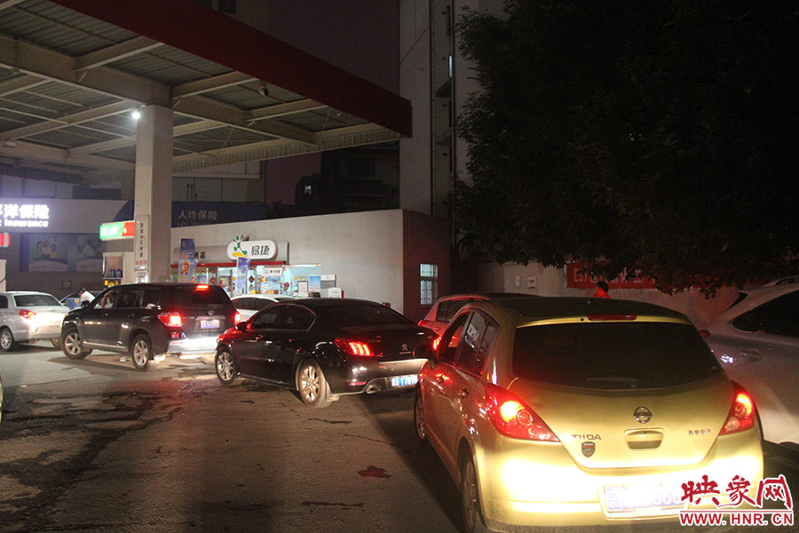 加油站內(nèi)，車主們正在正待為愛車加油