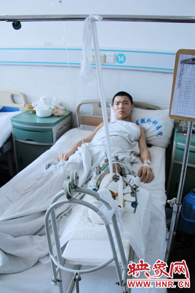 “如果有人肯幫我出4萬元的醫(yī)藥費，我愿意為他免費工作3年，多苦多累都行?！?月26日，躺在病床里上的