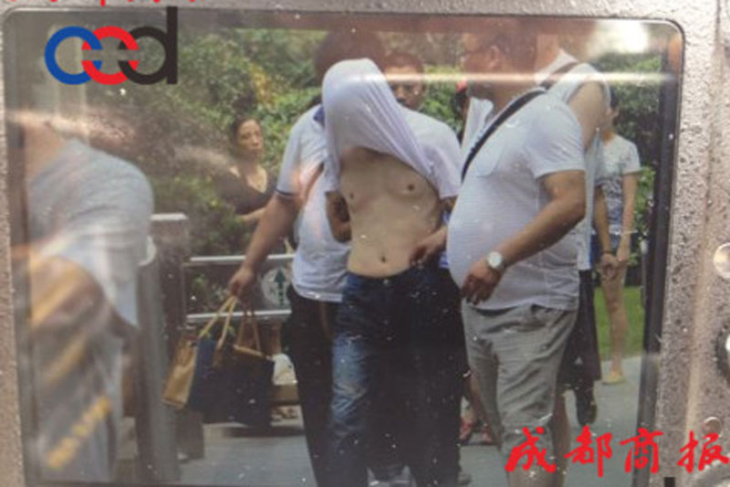 圖為事發(fā)現(xiàn)場(chǎng)，嫌疑人被警方控制。