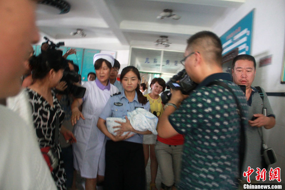 圖為當(dāng)?shù)孛窬瘧驯Й@救嬰兒進(jìn)入富平婦幼保健院。張一辰 攝