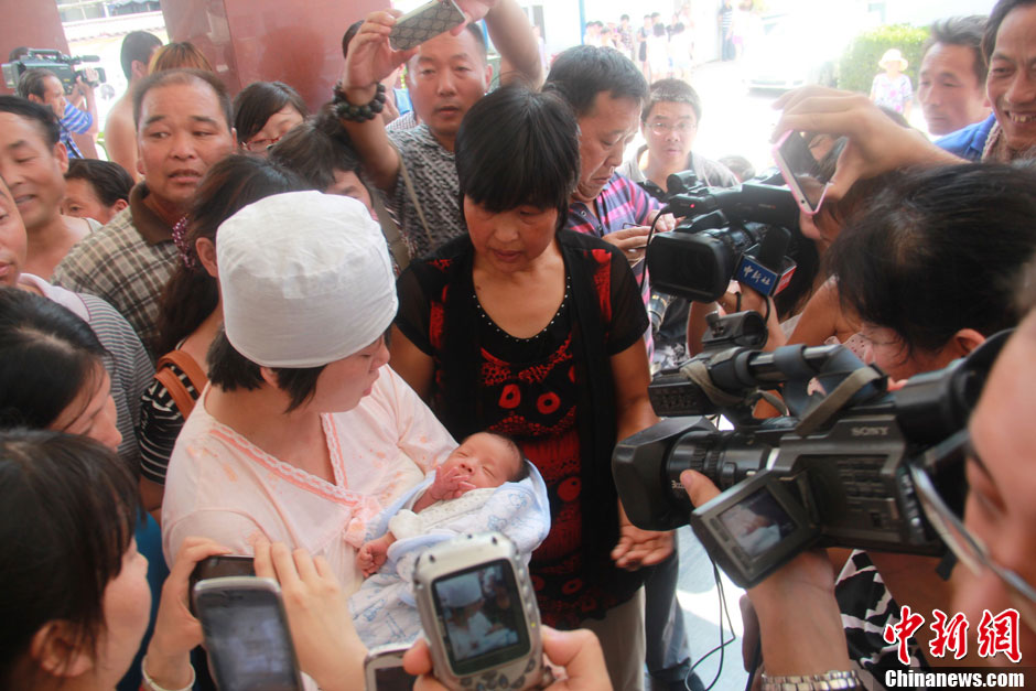 圖為大批媒體記者采訪獲救嬰兒母親。張一辰 攝