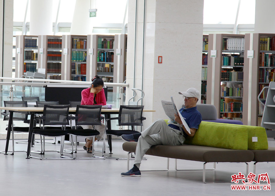 閱讀區(qū)有沙發(fā)，有桌椅，讓讀者有了更多的選擇。