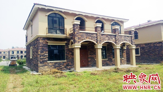 這里的別墅有兩層的，也有三層的，主體、裝修都已經(jīng)完工