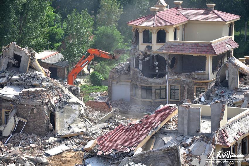 2013年8月18日，在黃河南岸鄭州市惠濟(jì)區(qū)花園口鎮(zhèn)申莊村，違規(guī)修建的別墅正在被拆除。張濤/東方IC