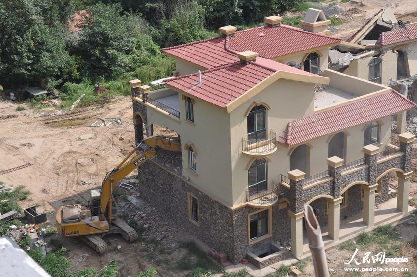 2013年8月18日，在黃河南岸鄭州市惠濟(jì)區(qū)花園口鎮(zhèn)申莊村，違規(guī)修建的別墅正在被拆除。張濤/東方IC