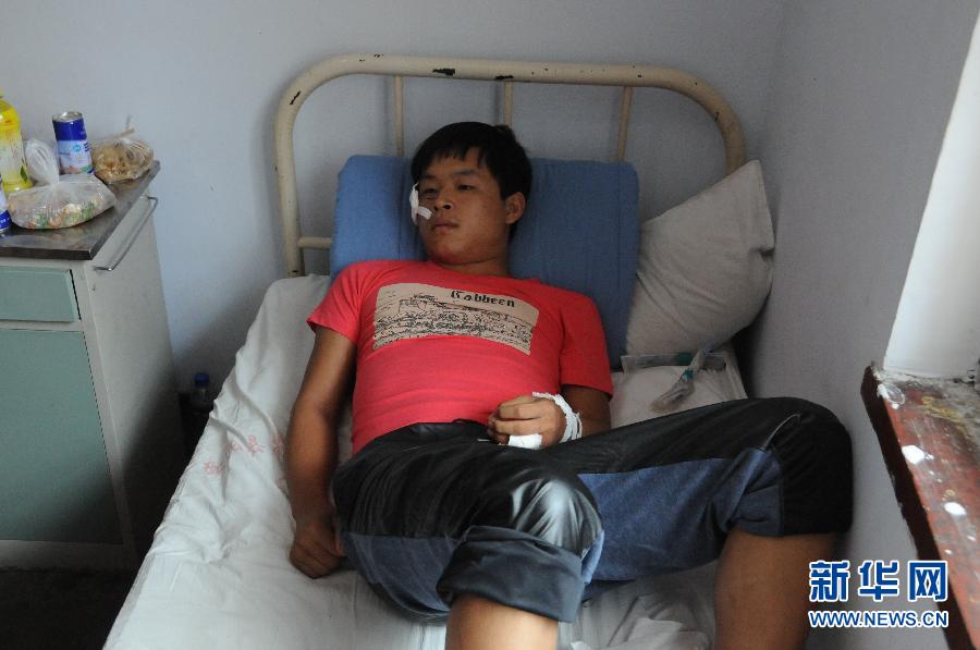 　8月20日，一名傷者在醫(yī)院接受救治。