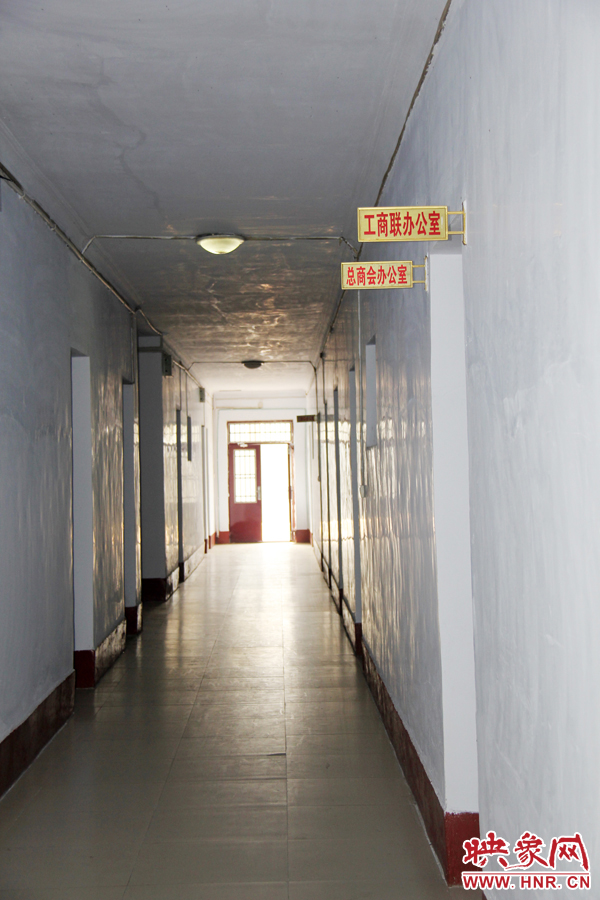 在縣委大院內(nèi),分布著很多機(jī)關(guān)單位。