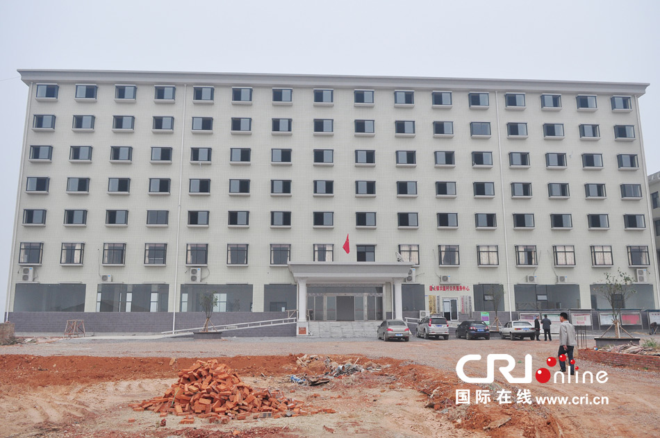 2013年10月21日，長(zhǎng)沙云蓋村欠債千萬新建的豪華村部樓。