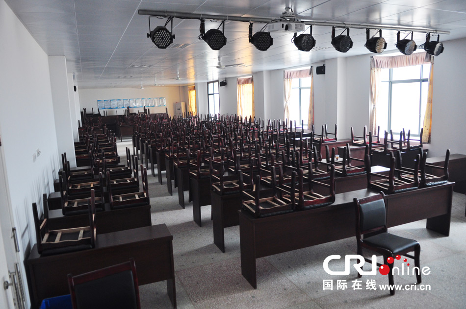 2013年10月21日，長(zhǎng)沙云蓋村欠債千萬新建的豪華村部樓。