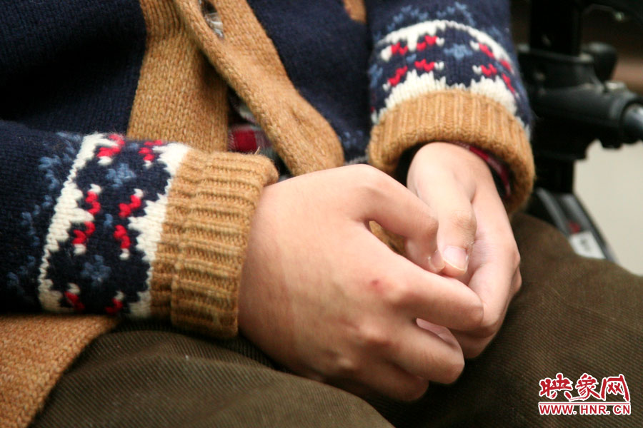 也許是對陌生人來訪的感受到了拘謹，王海龍的雙手僅僅的握著