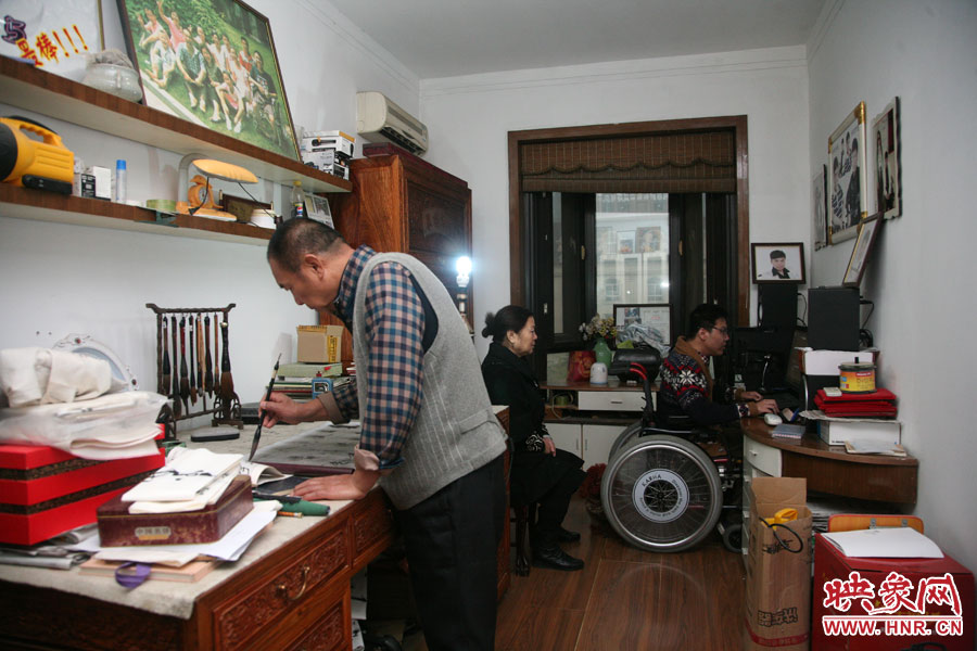 小小的書房里，爺孫三人在坐著各自的事情，姥爺在練書法，姥姥在旁專心的看著海龍，海龍在盡情的歌唱