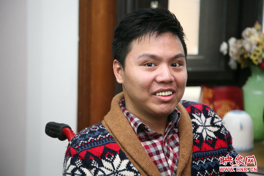 練完歌后，海龍害羞的朝著記者笑了下，說自己發(fā)揮的不好。