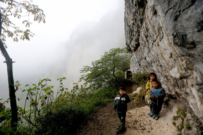 教室不遠(yuǎn)處僅有的空地便是孩子們課間玩樂的場(chǎng)所