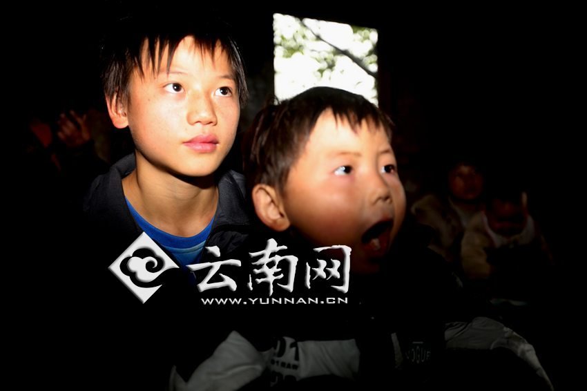 孩子認(rèn)真地跟著袁老師讀拼音。徐弘毅 攝