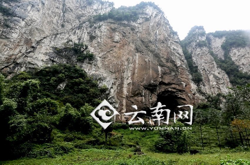 大鍋圈小學(xué)就建在這樣一個(gè)懸崖絕壁邊上。