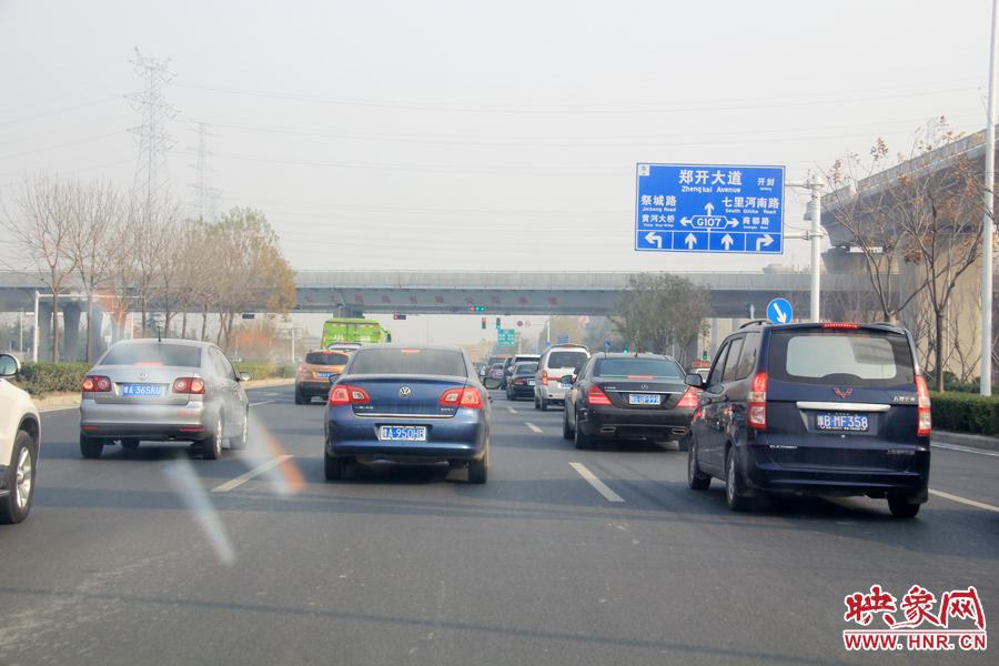 獨(dú)家：記者走訪鄭開(kāi)大道 已放置數(shù)百個(gè)水泥隔離樁