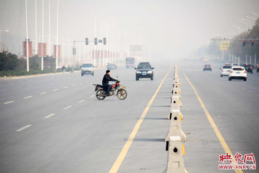 獨(dú)家：記者走訪鄭開(kāi)大道 已放置數(shù)百個(gè)水泥隔離樁