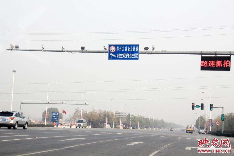 獨(dú)家：記者走訪鄭開(kāi)大道 已放置數(shù)百個(gè)水泥隔離樁