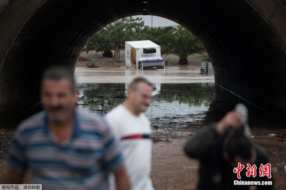 西班牙連日暴雨導(dǎo)致洪水泛濫 車輛被水淹沒(méi)