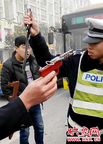 據(jù)當(dāng)事交警描述，男子自知車上有刀，在車輛被逼停后，車上的另一名男子試圖將刀具交給到達(dá)現(xiàn)場的同伴。