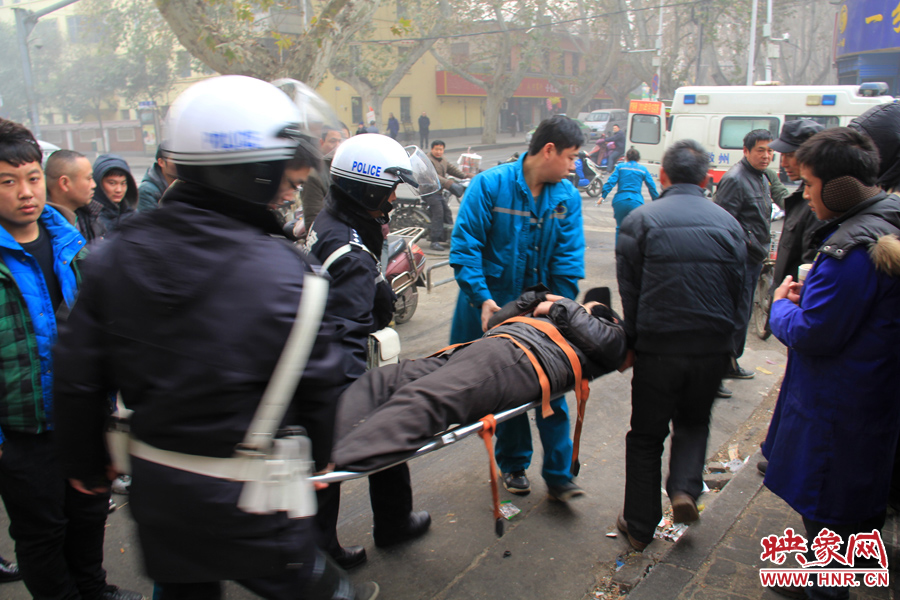 眾人將男子抬上救護(hù)車(chē)