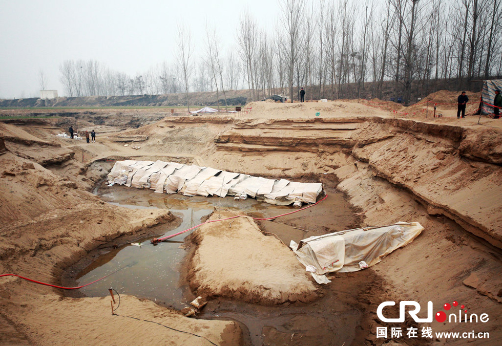 2014年1月6日，河南洛陽古沉船發(fā)掘現(xiàn)場，兩艘古沉船，一艘已經挖掘出土，另一艘還有一半埋在沙丘里。