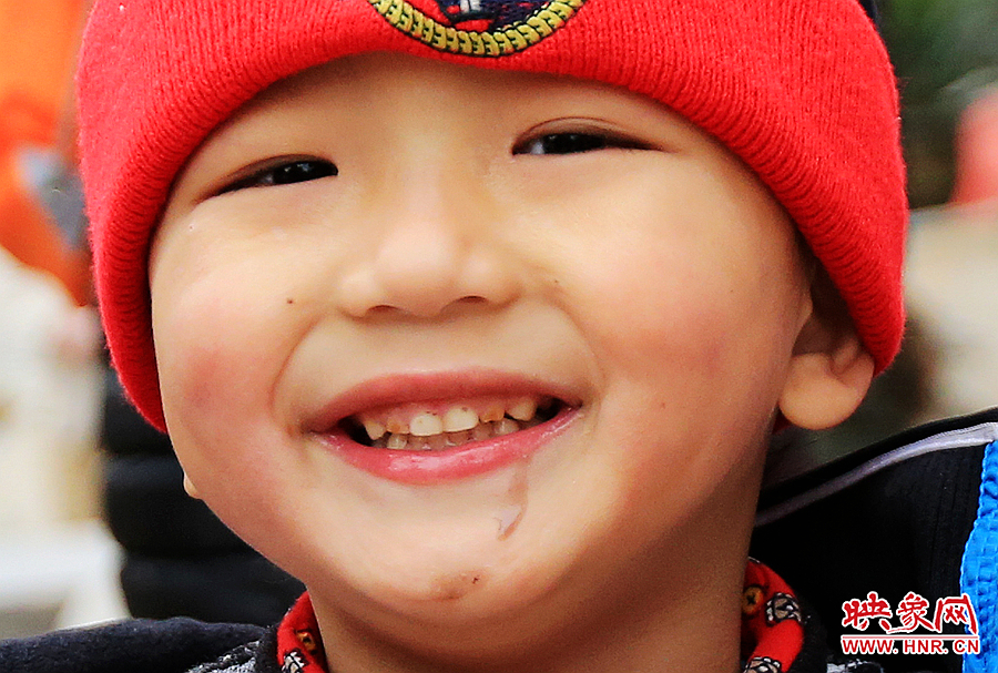 小朋友品嘗臘八粥后開(kāi)心的笑了