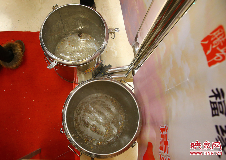 由于人多，兩大桶粥二十分鐘內(nèi)已經(jīng)見(jiàn)底。