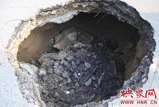 坑口直徑約兩米，路面下形成中空的大坑，約有15平方米。