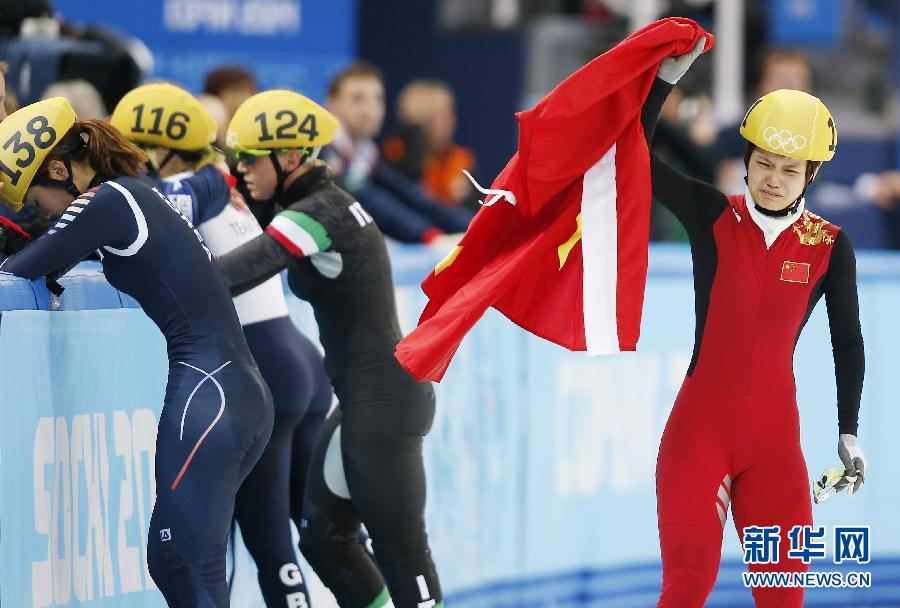 2月13日，中國選手李堅(jiān)柔（右）在比賽后慶祝。