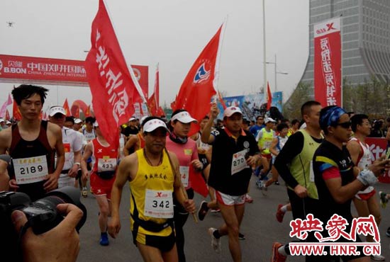 目前在鄭開大道上，一場角逐正在展開。