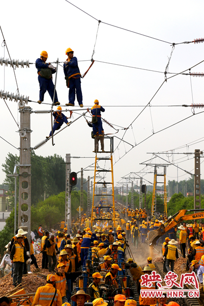 時間緊工程量大，工人們都加緊施工