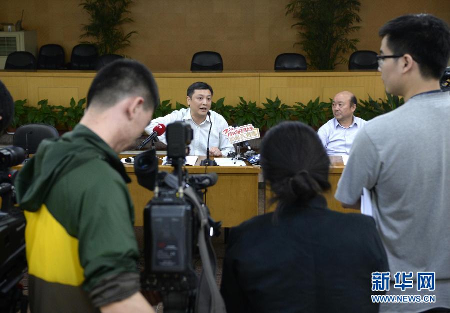  5月18日，杭州市環(huán)保局長胡偉（左）在發(fā)布會上回答記者提問。