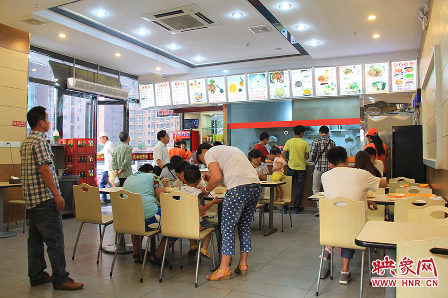 慶豐包子的金字招牌真不是蓋的,雖然店面還沒有正式營(yíng)業(yè),已有許多食客慕名來(lái)吃包子。