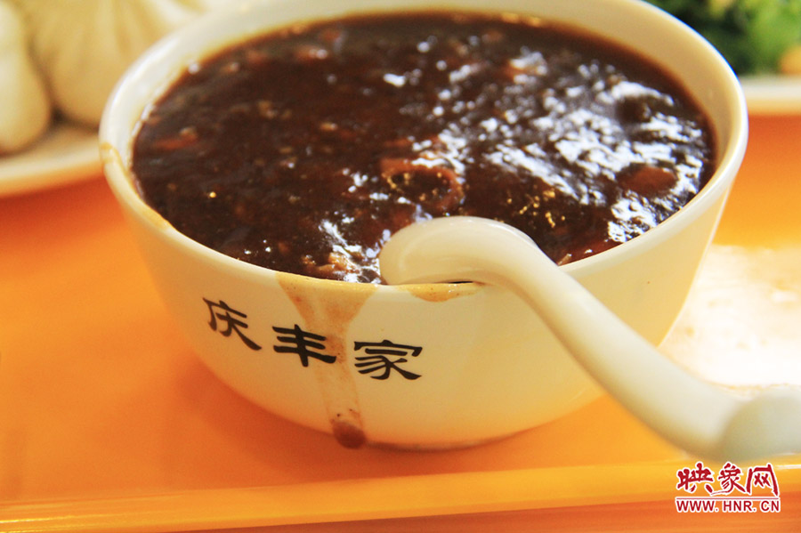 一碗炒肝,看上去也有滋有味。