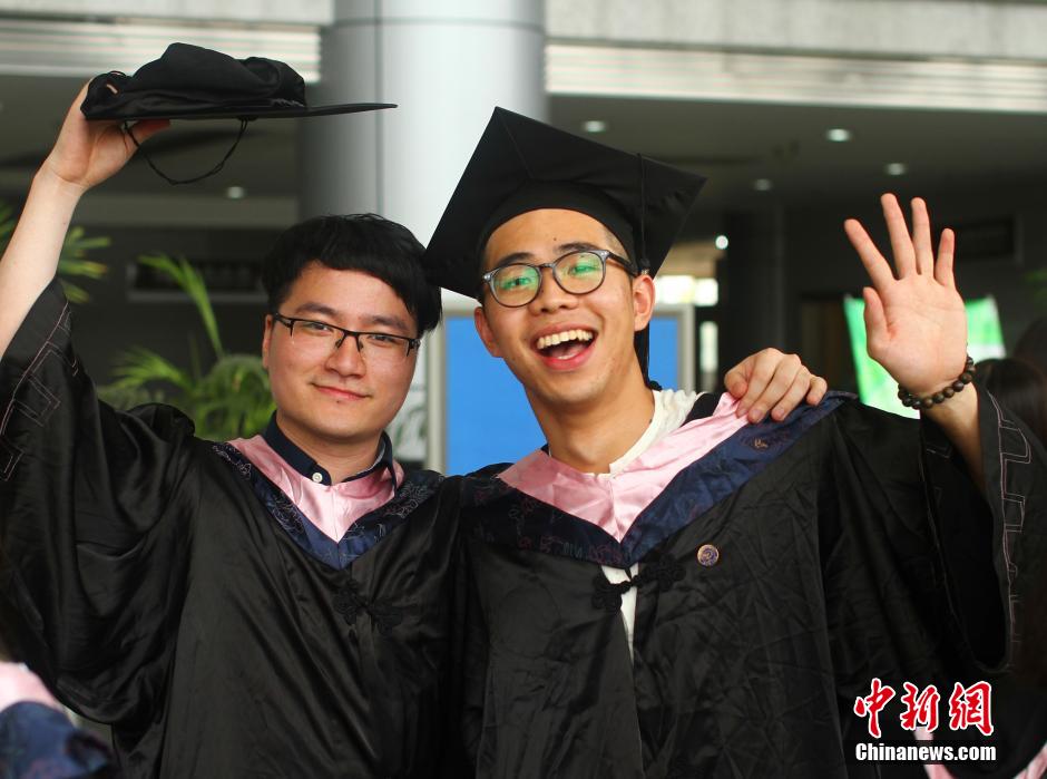 6月6日，浙江理工大學(xué)的畢業(yè)生們在校園中以賣萌、搞怪等獨(dú)具青春特色的方式告別大學(xué)生涯。中新社發(fā) 李晨