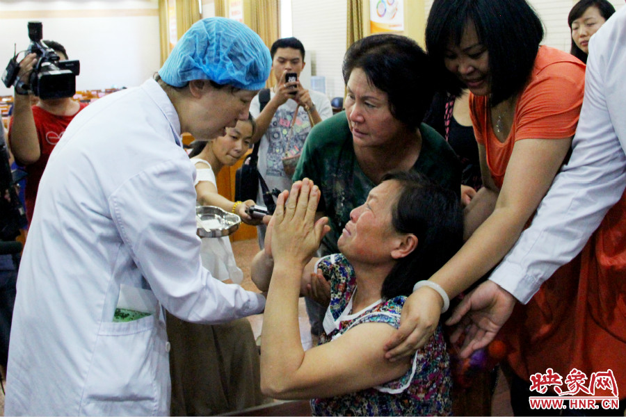 當(dāng)?shù)弥↓埬X部的鋼針成功取出，馮書想的情緒有些激動(dòng)。