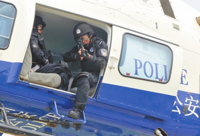 遇緊急情況，機載狙擊手可實施對地打擊。