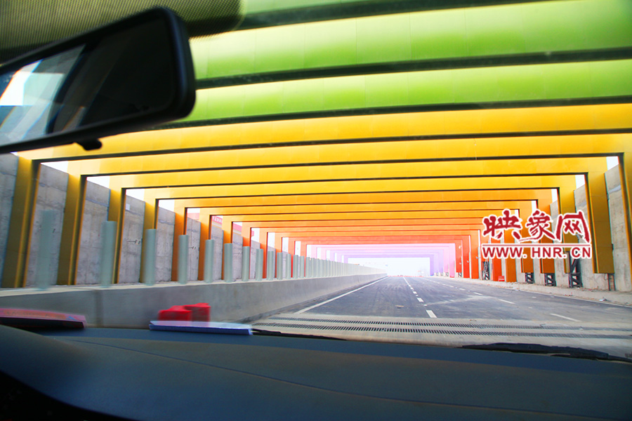 出隧道光線變化由暗到明。