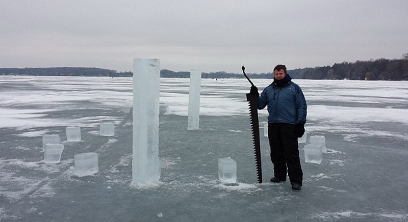 　這5名美國人使用鏈鋸和冰刀切割冰塊，用了2周時間才建成巨大的冰柱巨石陣。（網(wǎng)頁截圖）