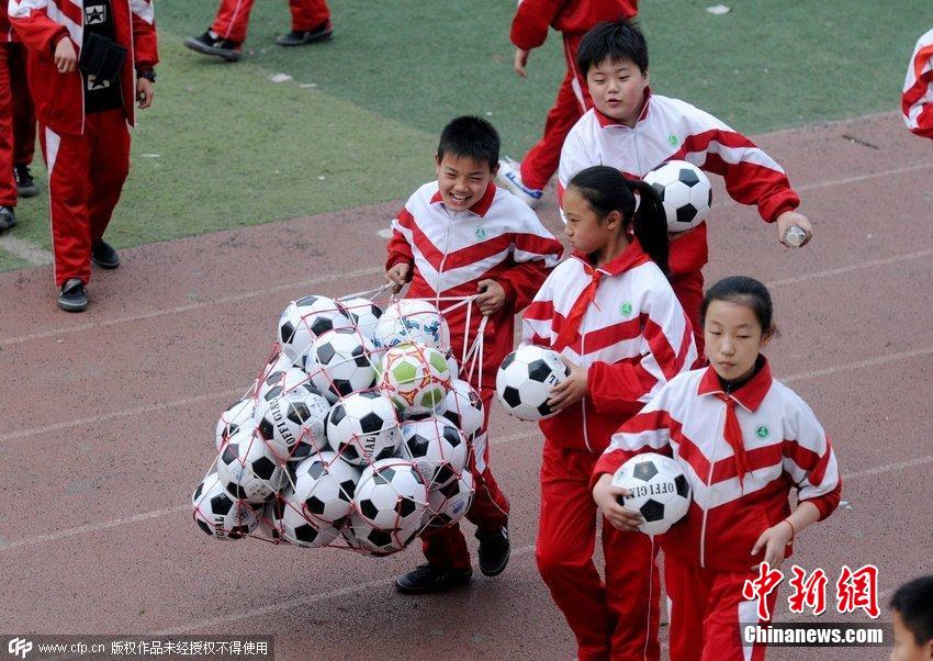 洛陽推進校園足球普及 學(xué)生跳起“足球操”